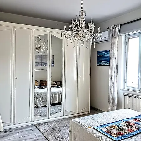 Апартаменты Mungi Bay, Flat With Sea View Roof Terrace *